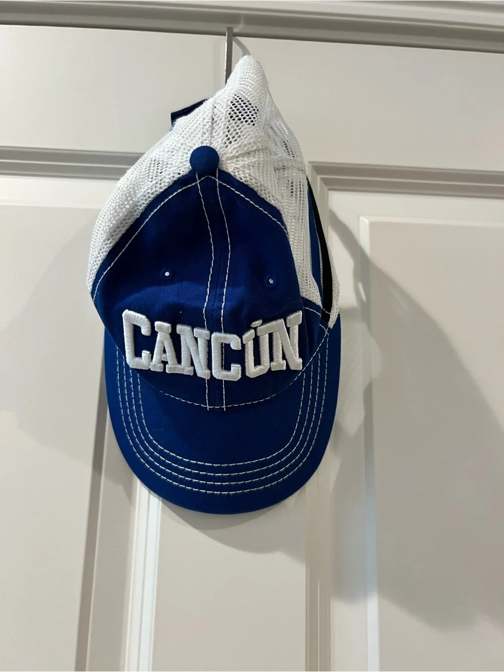 Blue and White 'CANCÚN' Mesh Trucker Cap